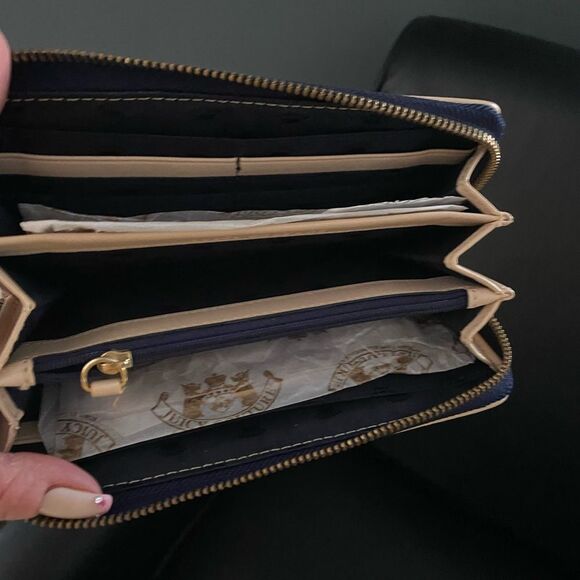 Vintage Juicy Couture wallet. Has Juicy tissue paper light wear on front - Picture 5 of 5